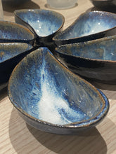 Ladda upp bild till gallerivisning, Blåmussla keramikskål