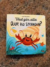 Ladda upp bild till gallerivisning, Vad gör alla djuren vid stranden?