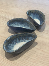 Ladda upp bild till gallerivisning, Blåmussla keramikskål