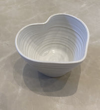 Ladda upp bild till gallerivisning, Hjärtskål i keramik
