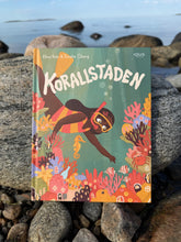 Ladda upp bild till gallerivisning, Korallstaden
