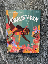 Ladda upp bild till gallerivisning, Korallstaden
