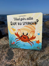 Ladda upp bild till gallerivisning, Vad gör alla djuren vid stranden?
